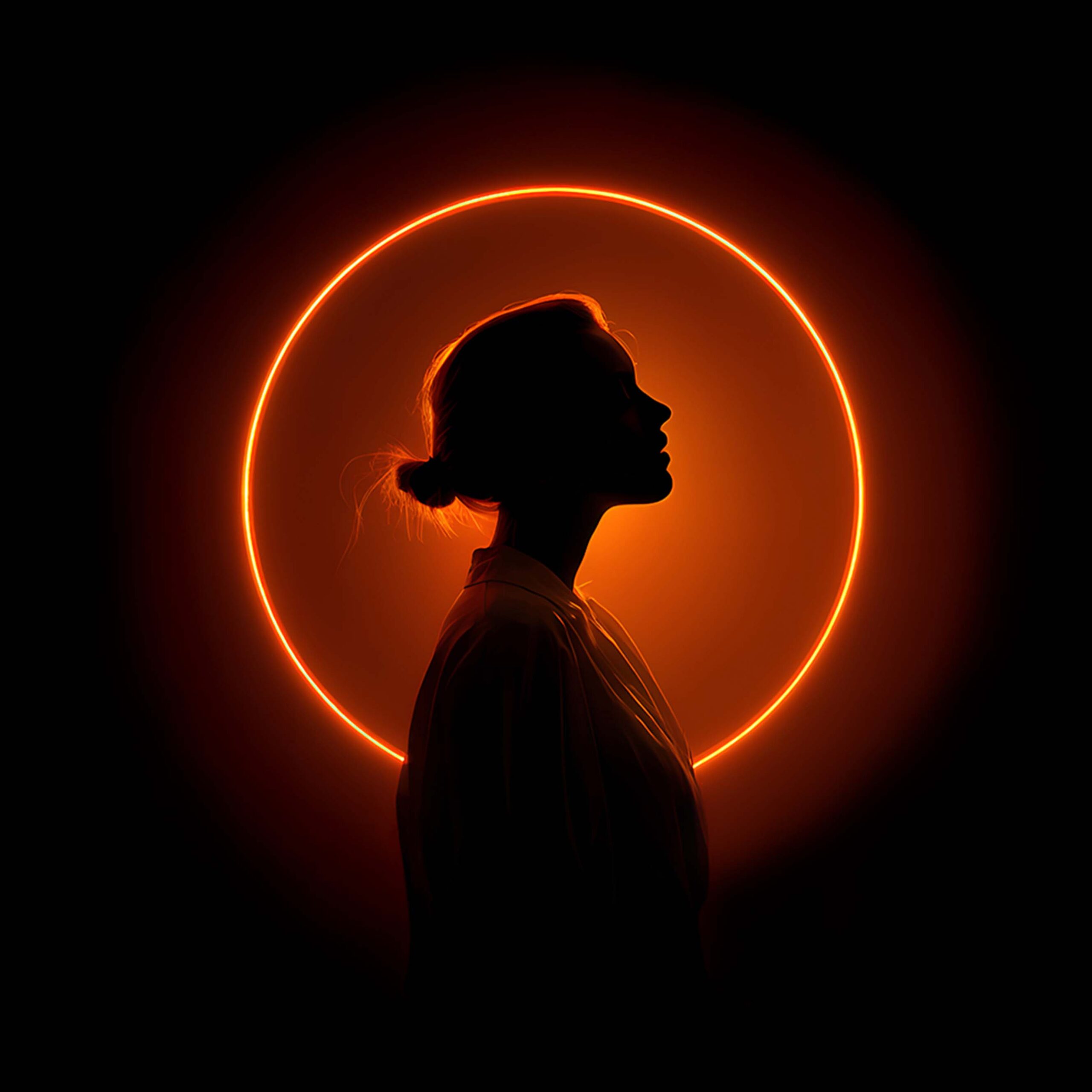 Creative professional silhouette illuminated by an orange halo, representing innovation, strategic thinking and modern brand leadership.